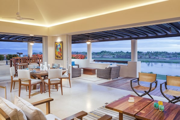 Condo exclusivo, 4 habitaciones | Área de sala de estar | Televisión de pantalla plana