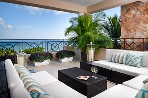 Panoramic Condo, 4 Bedrooms | Living room