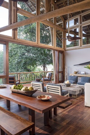 Casa de árbol panorámica, 3 habitaciones | Área de sala de estar | Televisión de pantalla plana 