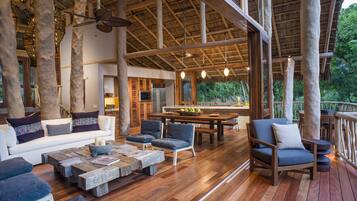 Casa de árbol panorámica, 3 habitaciones | Área de sala de estar | Televisión de pantalla plana