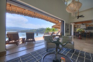 Panoramic-Villa, 5 Schlafzimmer, Meerblick | Wohnbereich | Flachbildfernseher
