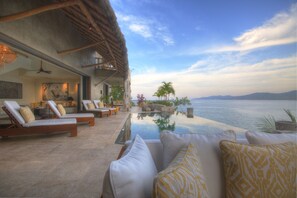 Panoramic-Villa, 5 Schlafzimmer, Meerblick | Terrasse/Patio