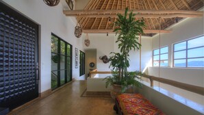 Panoramic-Villa, 5 Schlafzimmer, Meerblick | Wohnbereich | Flachbildfernseher