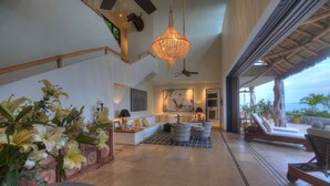 Panoramic-Villa, 5 Schlafzimmer, Meerblick | Wohnbereich | Flachbildfernseher