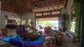 Villa panorámica, 5 habitaciones, vista al océano | Área de sala de estar | Televisión de pantalla plana