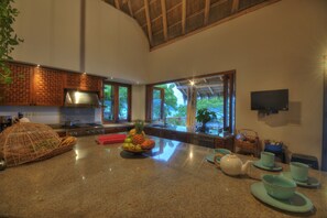 Vila panorâmica, 5 quartos, vista para o oceano | Cozinha privada | Geladeira grande, micro-ondas, fogão, cooktop