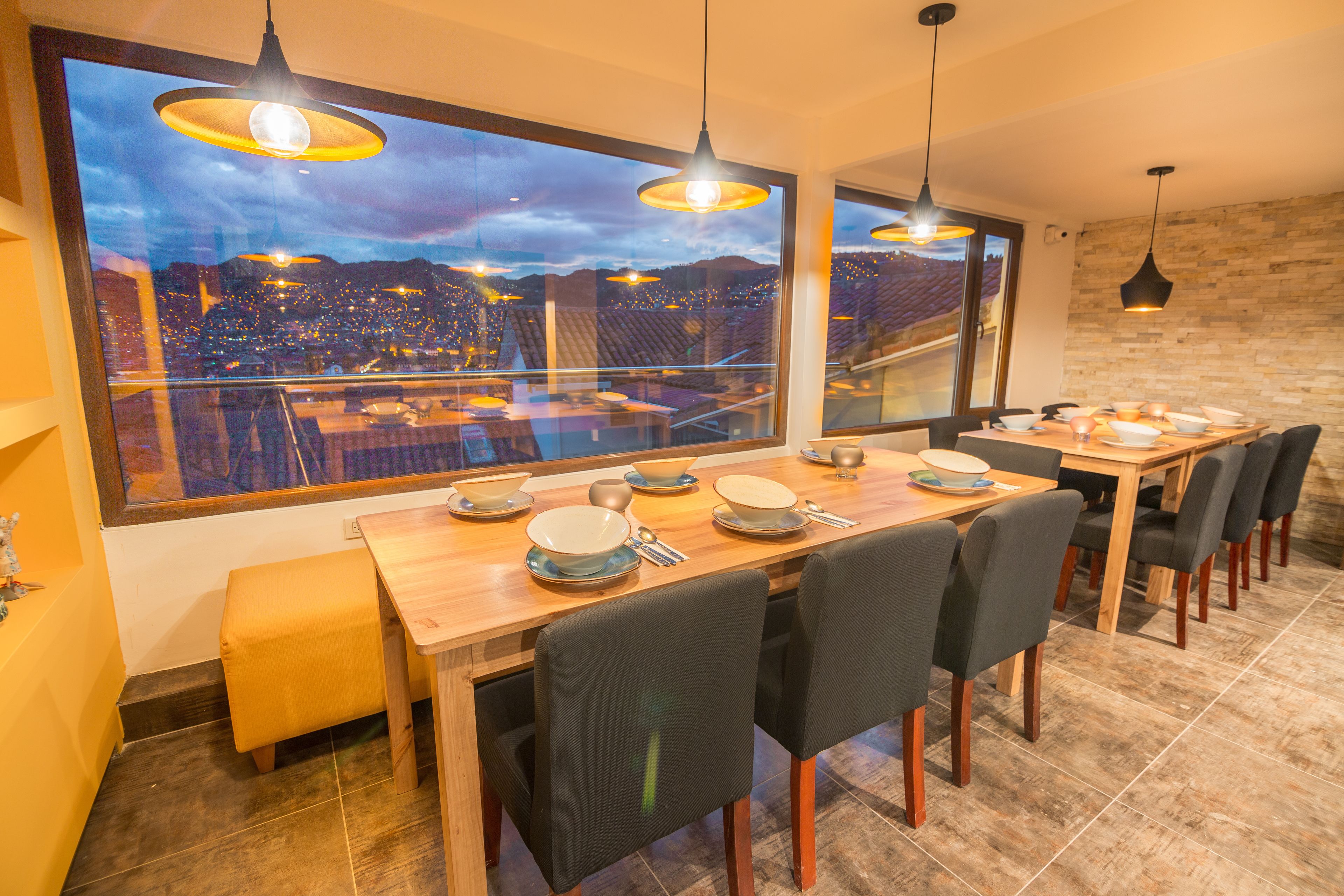 朝食、ランチ、ディナーに営業 (郷土料理)