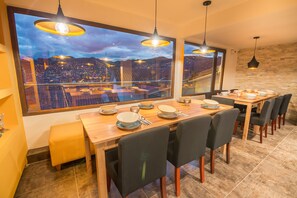 S'hi serveixen esmorzars, dinars, sopars i plats de cuina local