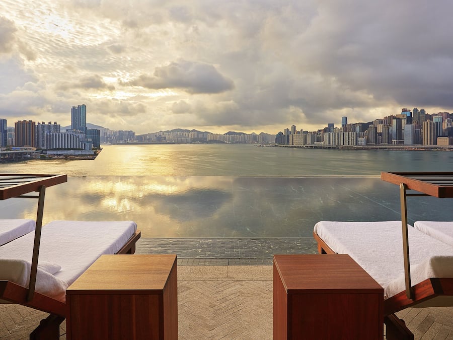 Alberca al aire libre y camastros