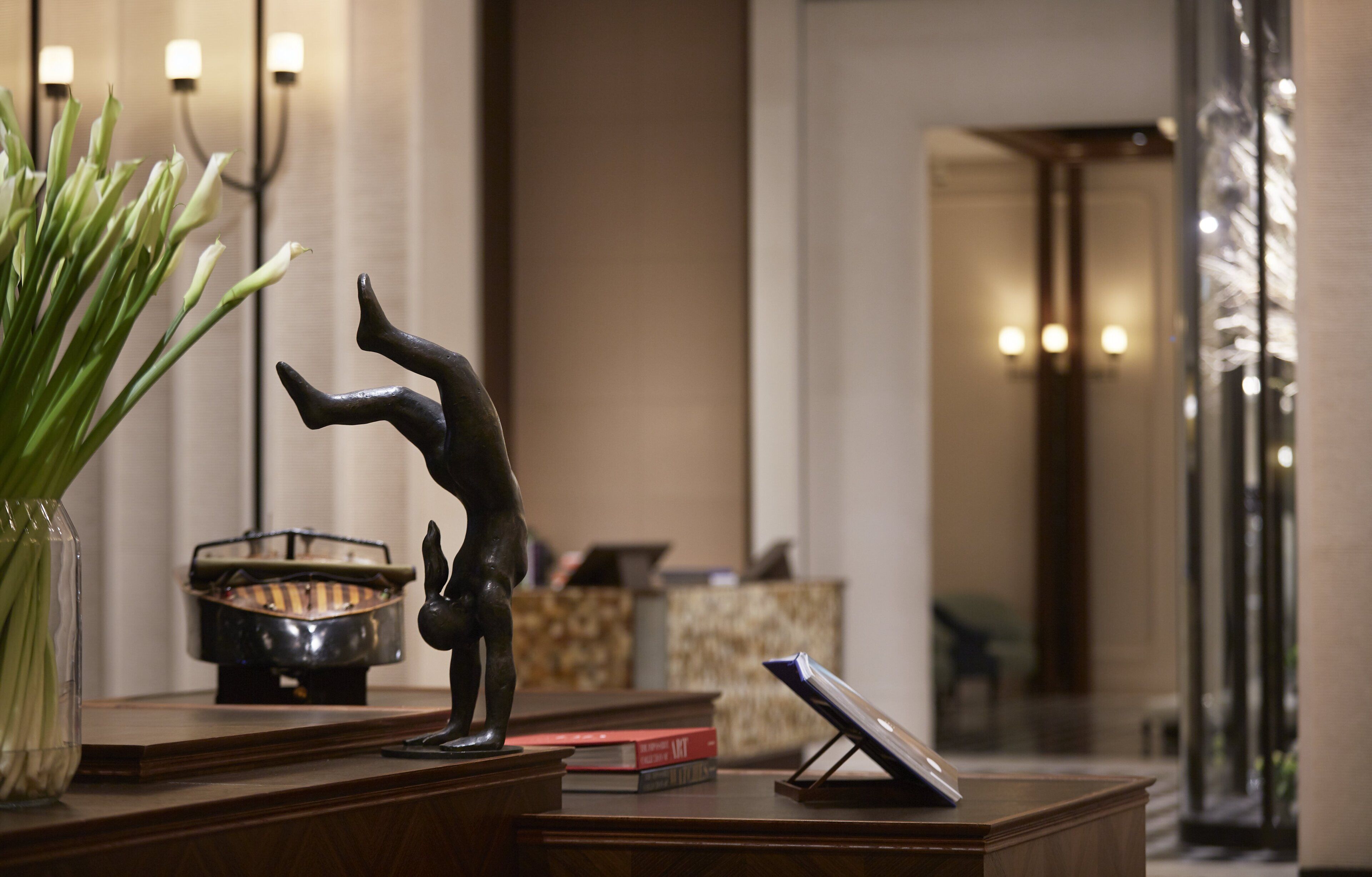 2 bars/lounges, cocktail bar