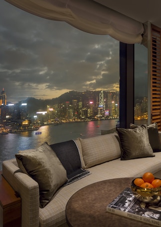 Egyptian cotton sheets, premium bedding, minibar, in-room safe. Rosewood Hong Kong