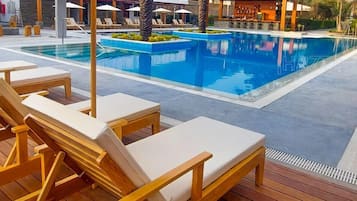 2 piscine all'aperto, con ingresso dalle 09:00 alle 20:00, lettini