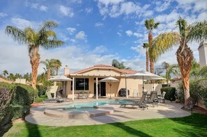 A house with a swimming pool, patio furniture, and palm trees. - Bella Baranda (Palm Desert)