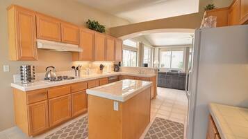 Rumah Deluks, Beberapa Tempat Tidur, Bebas Asap Rokok | Dapur pribadi | Lemari es besar, microwave, oven, dan kompor