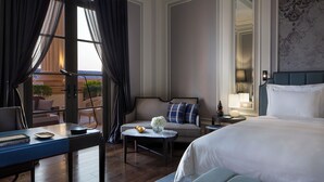 Minibar, in-room safe, desk, soundproofing - Rosewood Yangon (Yangon)