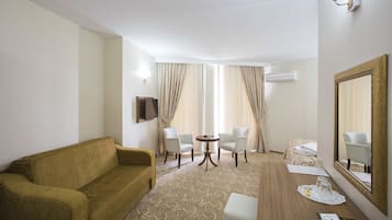 Suite empresarial | Área de sala de estar | Televisión de plasma de 82 pulgadas con canales premium y televisión