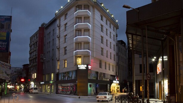 Et hotel med flere etager og et tydeligt skilt øverst.
