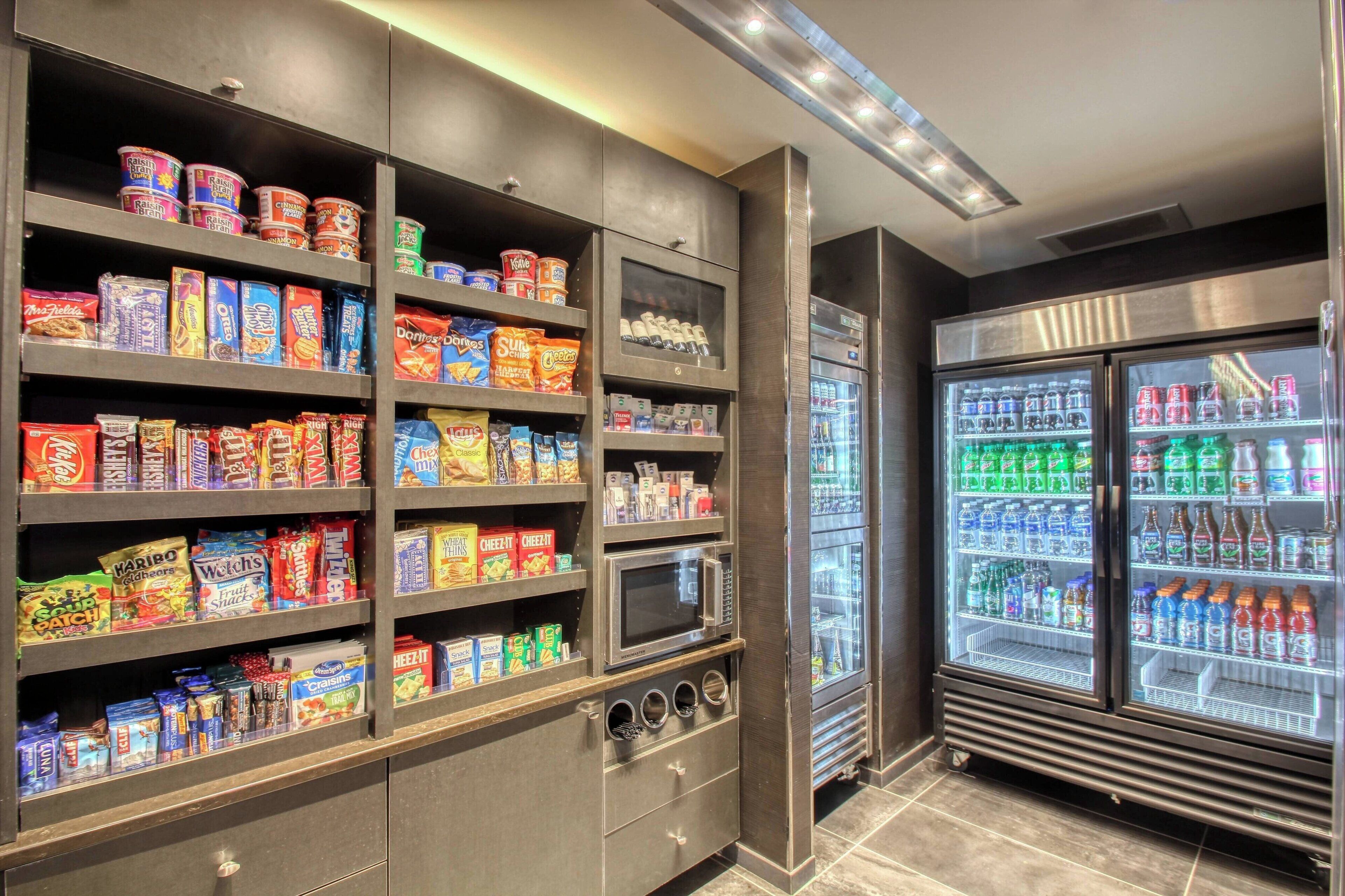 Zona de venta automática con aperitivos y bebidas, incluyendo diversas opciones de bocadillos y refrigerios.