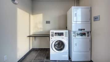 Un cuarto de lavandería con una lavadora y una secadora apiladas.