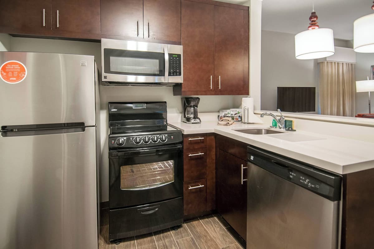 suite, 2 bedrooms | premium bedding, desk, iron/ironing board, free cots/infant beds