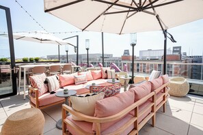 2 bares y 1 bar en la azotea