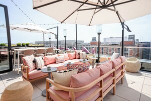 2 bars/lounges, rooftop bar