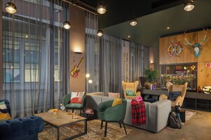 Serves breakfast, lunch, and dinner