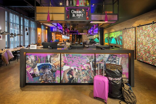 ฝ่ายต้อนรับ