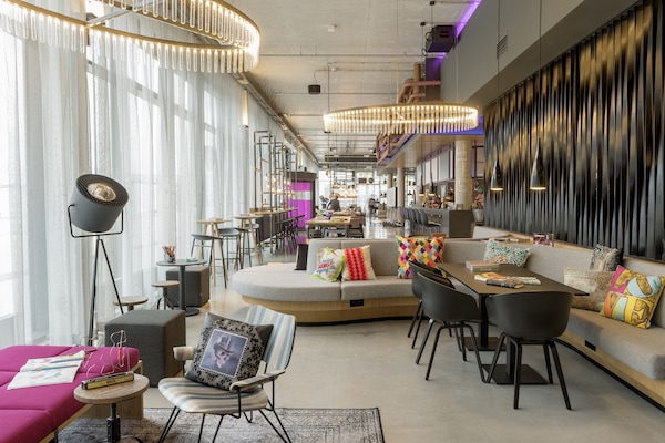 Desayuno buffet todos los días (GBP 15 por persona)