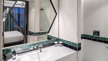 Superior Room, 1 King Bed | Bathroom | Shower, free toiletries, hair dryer, slippers