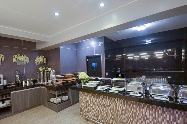 Kahvaltı sunulur, yerel ve uluslararası mutfak