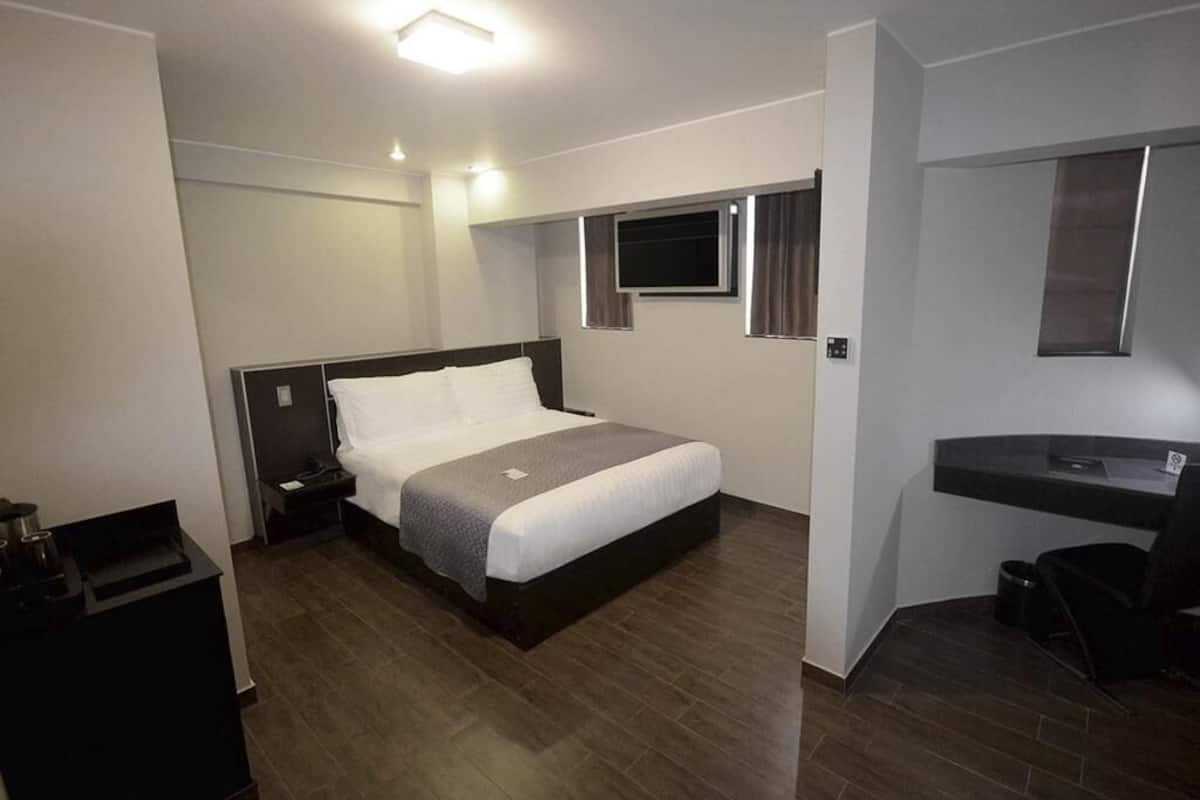 Minibar, Zimmersafe, Schreibtisch, Verdunkelungsvorhänge