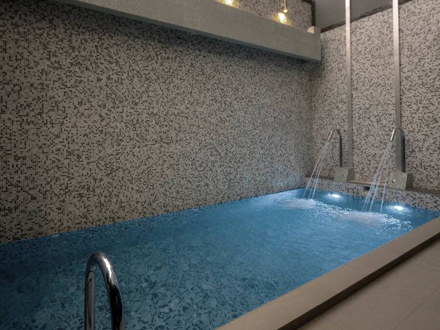 Innendørsbasseng og solsenger