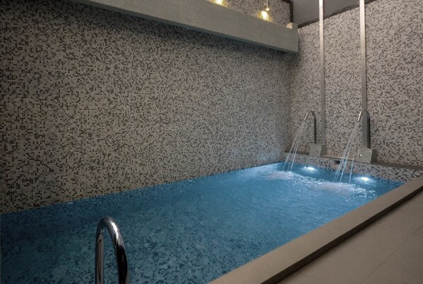 Indoor pool, open 10 AM to 6:00 PM, pool loungers - qp Hotels Trujillo (Víctor Larco Herrera)