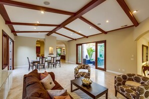 Premium-huvila, useita sänkyjä, yksityinen uima-allas, valtamerinäköala | Oleskelualue | Taulutelevisio