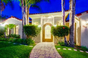 Majoituspaikan julkisivu illalla/yöllä