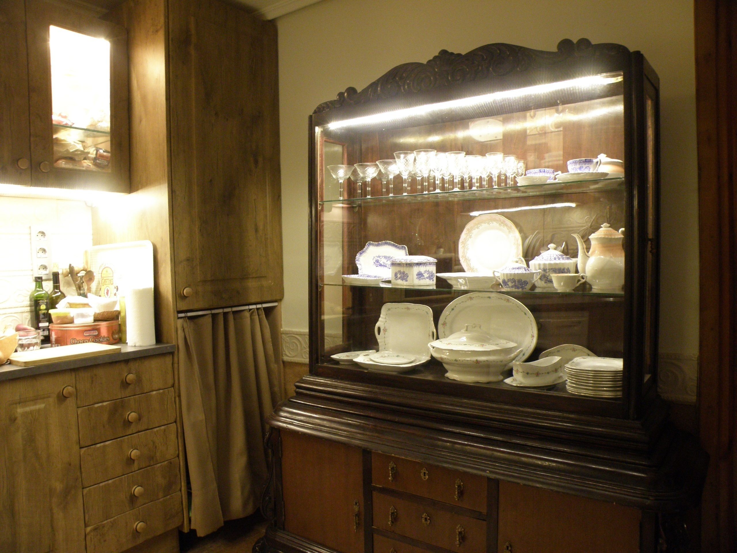 full-sized fridge, microwave, oven, stovetop