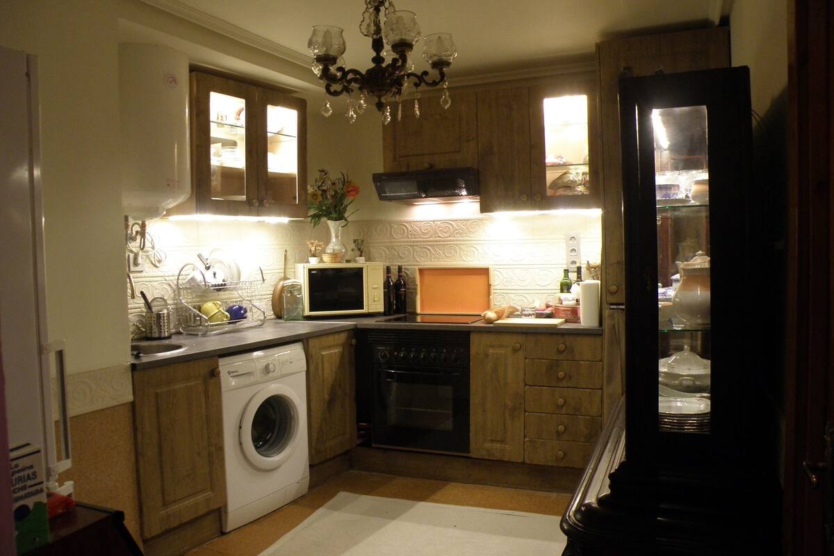full-sized fridge, microwave, oven, stovetop