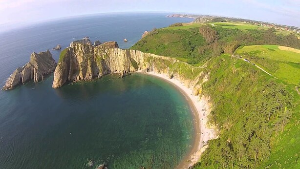 A coastal landscape with a beach, cliffs, and a golf course. - LA Nana DEL MAR Flat on the old Port of Cudillero (Cudillero)
