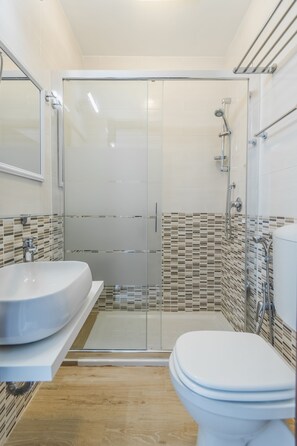 Dusche, kostenlose Toilettenartikel, Haartrockner, Handtücher