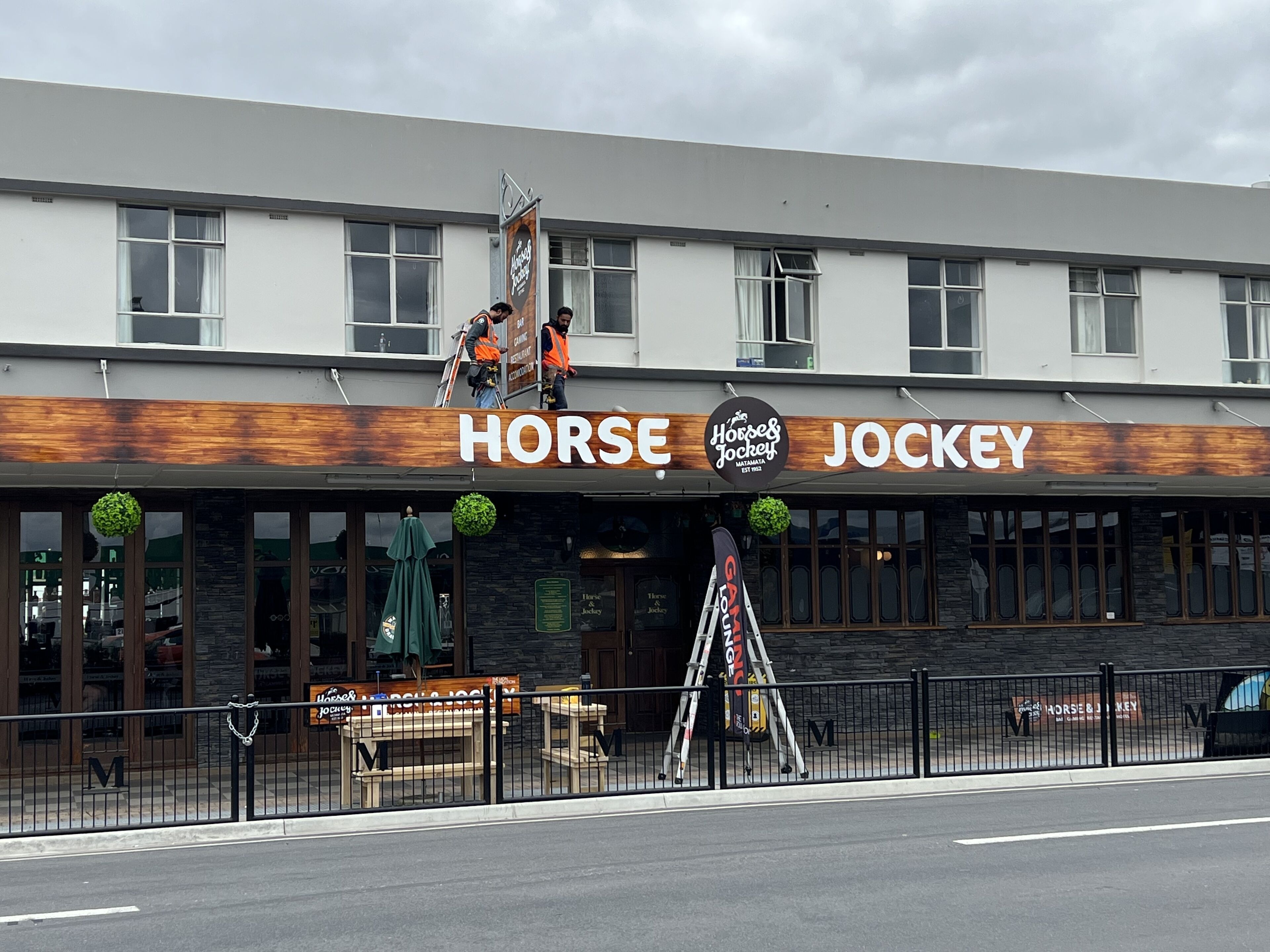 En byggnad med en skylt som visar texten ”Horse & Jockey” och en logotyp för ”Horse & Jockey”.