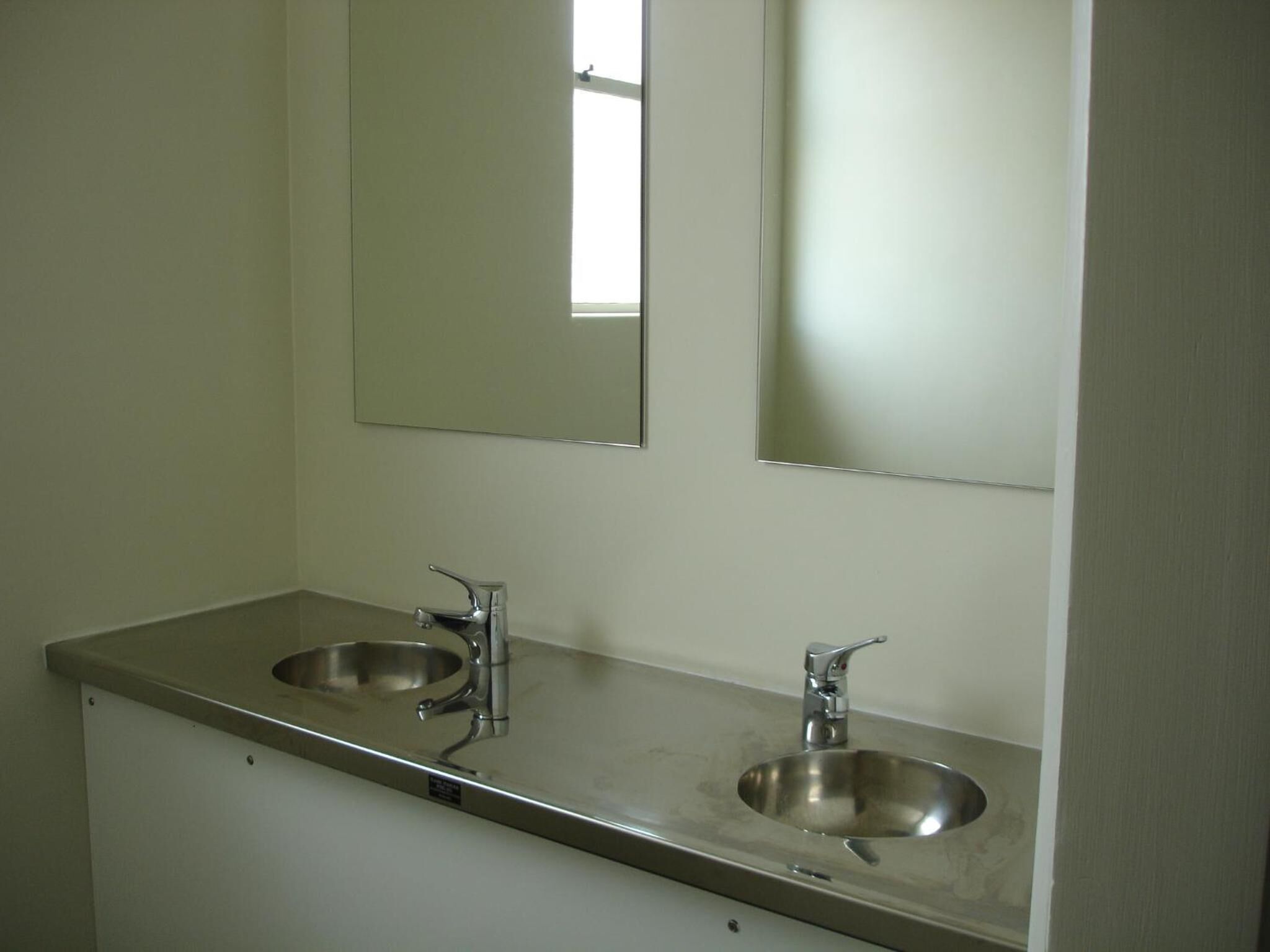 Shower, hydromassage showerhead, towels