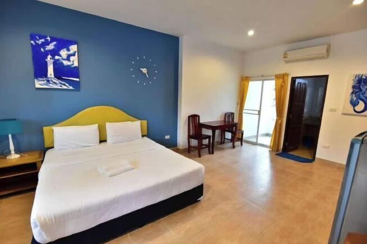 Desk, free WiFi, bed sheets