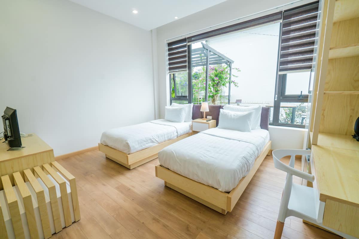 Standard Room, Garden View | Desk, blackout curtains, iron/ironing board, free cots/infant beds