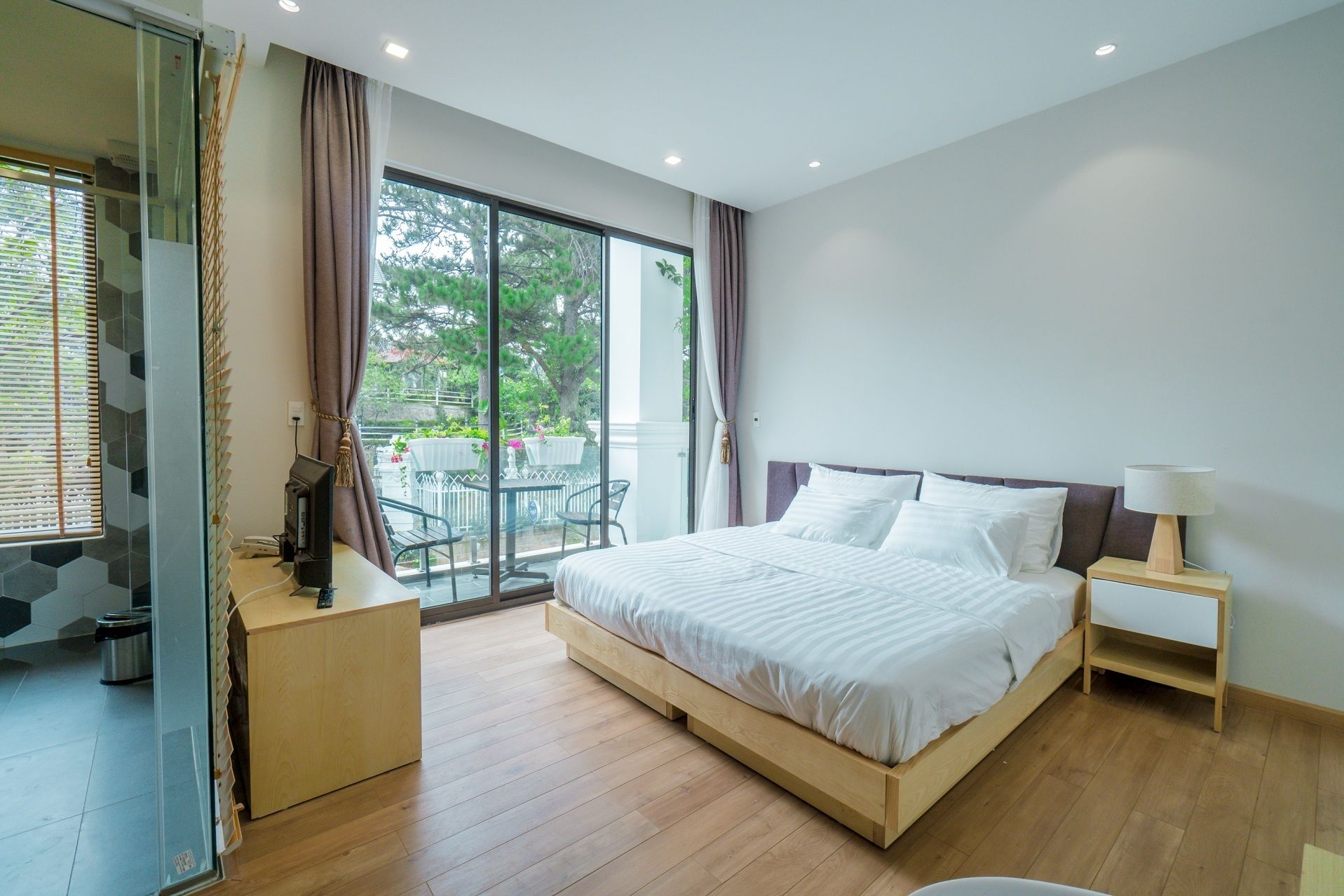 standard room | desk, blackout curtains, iron/ironing board, free cots/infant beds