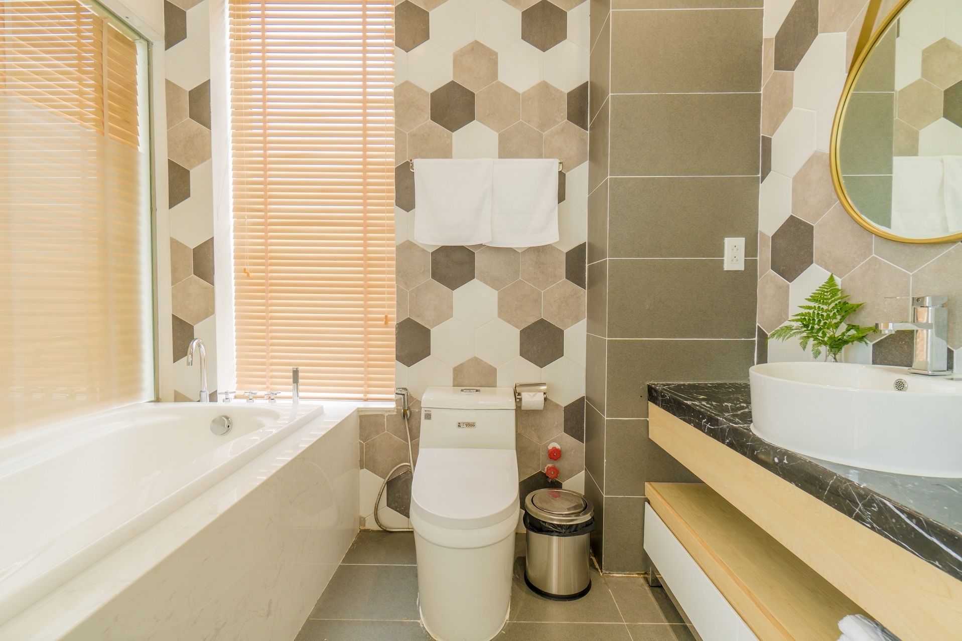 basic double room, 1 queen bed | bathroom | free toiletries, hair dryer, slippers