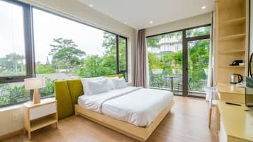 Habitación superior con 1 cama doble o 2 individuales, 1 habitación, vistas a la colina | Escritorio, cortinas opacas, tabla de planchar con plancha