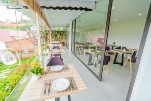 Se sirven desayunos, comidas, cenas y cocina vietnamita 