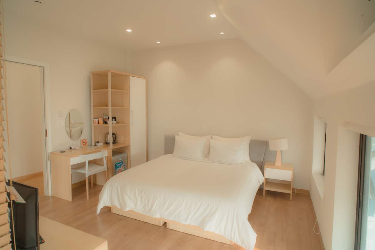 Basic Double Room, 1 Queen Bed | Desk, blackout curtains, iron/ironing board, free cots/infant beds
