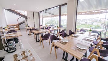 Se sirven desayunos, almuerzos, cenas y cocina vietnamita